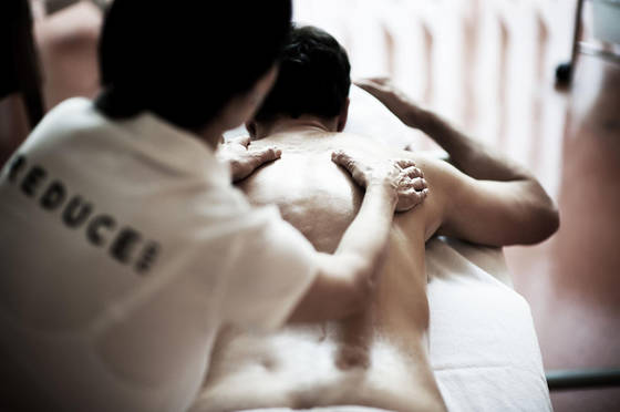Entspannende Massage im Reduce Gesundheitsresort