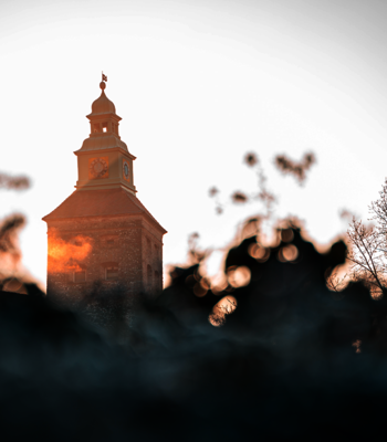 Kirchenturm hinter dem Gras im Burgenland